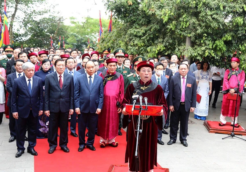 Trên đỉnh núi Nghĩa Lĩnh, UBND tỉnh Phú Thọ thay mặt đồng bào cả nước tổ chức trọng thể lễ dâng hương tưởng niệm các Vua Hùng. Trên đỉnh núi Nghĩa Lĩnh, UBND tỉnh Phú Thọ thay mặt đồng bào cả nước tổ chức trọng thể lễ dâng hương tưởng niệm các Vua Hùng.