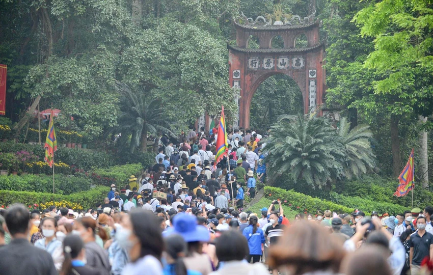 Sau buổi lễ, mọi hoạt động diễn ra bình thường. Người dân tiếp tục lên núi Nghĩa Lĩnh để dâng hương, tỏ lòng thành kính, tưởng nhớ công đức các Vua Hùng và các bậc tiền nhân.