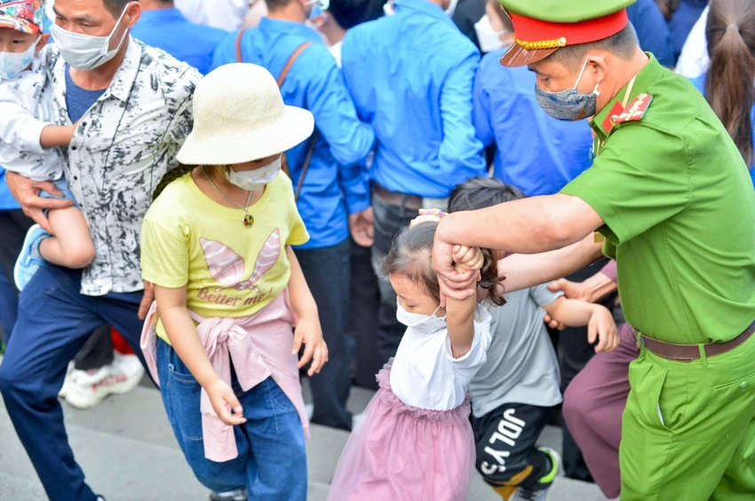 Nhiều trẻ em được lực lượng chức năng ở đây hỗ trợ để đảm bảo an toàn.