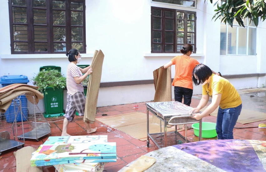 Sau gần 1 năm phải tạm dừng mở cửa để phòng tránh dịch COVID-19, các cơ sở giáo dục mầm non đang tập trung rà soát lại toàn bộ hệ thống cơ sở vật chất, trang thiết bị, đồ dùng học tập để sửa chữa, mua mới sẵn sàng đón trẻ trở lại trường. Sau gần 1 năm phải tạm dừng mở cửa để phòng tránh dịch COVID-19, các cơ sở giáo dục mầm non đang tập trung rà soát lại toàn bộ hệ thống cơ sở vật chất, trang thiết bị, đồ dùng học tập để sửa chữa, mua mới sẵn sàng đón trẻ trở lại trường.