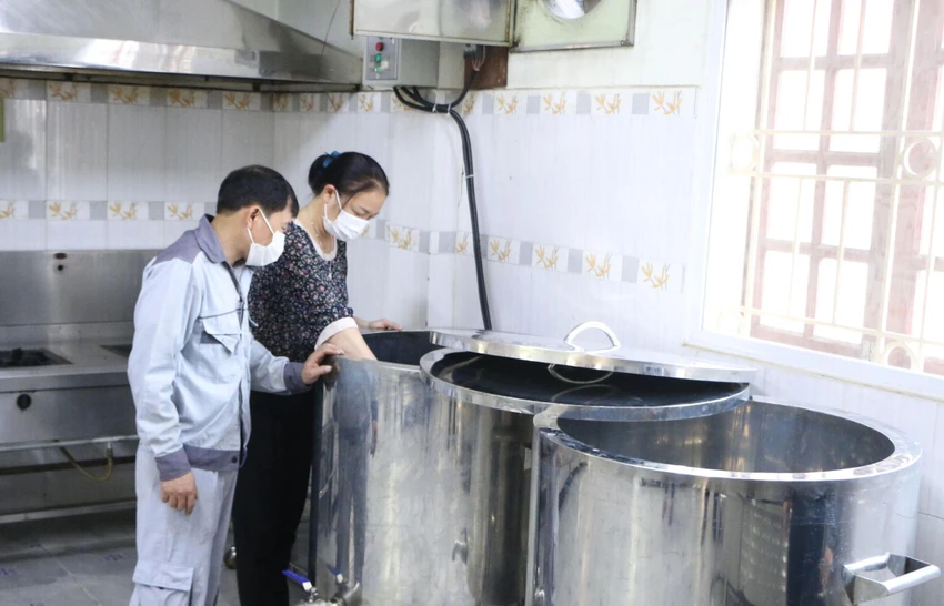 Nhà trường cũng đã mua nồi mới dùng nấu cháo khi cho trẻ ăn bán trú. Nhà trường cũng đã mua nồi mới dùng nấu cháo khi cho trẻ ăn bán trú.