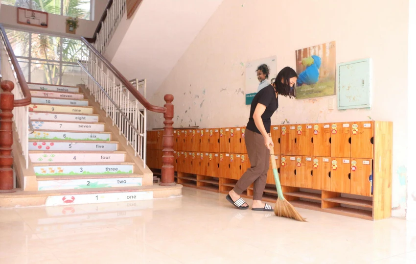 Cô Hiệu trưởng Nguyễn Thị Hà cho biết, trong suốt thời gian qua, nhà trường luôn chú trọng khâu bồi dưỡng chuyên môn cũng như duy trì các hoạt động cho giáo viên của trường. Cô Hiệu trưởng Nguyễn Thị Hà cho biết, trong suốt thời gian qua, nhà trường luôn chú trọng khâu bồi dưỡng chuyên môn cũng như duy trì các hoạt động cho giáo viên của trường.