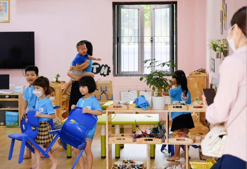 Để chuẩn bị chào đón trẻ trở lại trường, trước đó ngay trong kỳ nghỉ lễ Giỗ tổ Hùng Vương, các đoàn của Sở GD-ĐT đã đến các trường kiểm tra công tác chuẩn bị đón trẻ. Để chuẩn bị chào đón trẻ trở lại trường, trước đó ngay trong kỳ nghỉ lễ Giỗ tổ Hùng Vương, các đoàn của Sở GD-ĐT đã đến các trường kiểm tra công tác chuẩn bị đón trẻ.