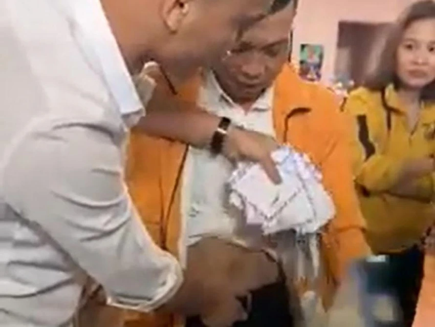 Nguyễn Đức Giang thời điểm bị phát hiện giấU phong bì mừng cưới trong vùng nhạy cảm. Ảnh cắt từ clip Nguyễn Đức Giang thời điểm bị phát hiện giấU phong bì mừng cưới trong vùng nhạy cảm. Ảnh cắt từ clip