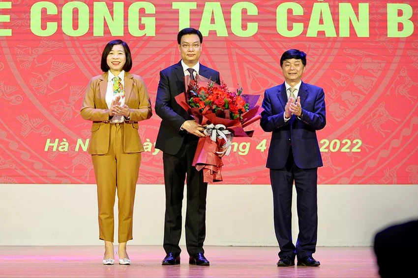 Ban lãnh đạo Học viện Báo chí và Tuyên truyền tặng hoa chúc mừng tân Phó Giám đốc Trần Thanh Giang. Ảnh: PH