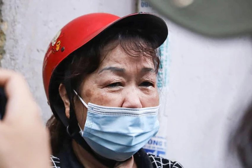 Bà Chử Kim Oanh rơi nước mắt khi kể về hoàn cảnh của gia đình chị dâu mình. Ảnh: PHI HÙNG Bà Chử Kim Oanh rơi nước mắt khi kể về hoàn cảnh của gia đình chị dâu mình. Ảnh: PHI HÙNG