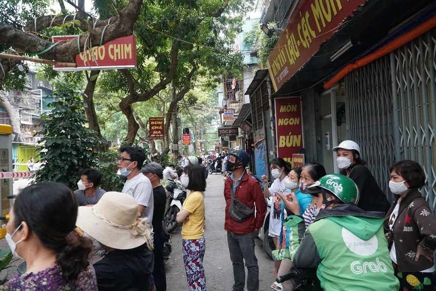 Rất đông người dân vẫn chưa hết bàng hoàng sau vụ hỏa hoạn khiến năm người tử vong. Ảnh PHI HÙNG Rất đông người dân vẫn chưa hết bàng hoàng sau vụ hỏa hoạn khiến năm người tử vong. Ảnh PHI HÙNG