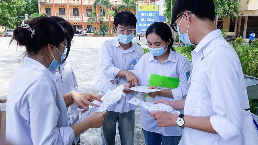 Đây là năm đầu tiên học sinh đăng ký dự thi trực tuyến thay vì trực tiếp bằng phiếu như mọi năm. Ảnh PHI HÙNG Đây là năm đầu tiên học sinh đăng ký dự thi trực tuyến thay vì trực tiếp bằng phiếu như mọi năm. Ảnh PHI HÙNG