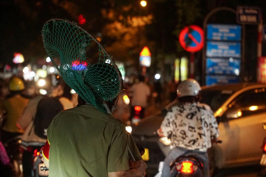 Đội đi bắt chó thả rông tiến hành đi khắp các con đường, ngõ, phố... trên địa bàn phường để tuần tra. Đội đi bắt chó thả rông tiến hành đi khắp các con đường, ngõ, phố... trên địa bàn phường để tuần tra.