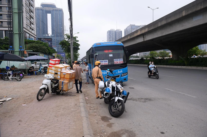 Theo ghi nhận, chỉ khoảng 15 phút hóa trang, mật phục, lực lượng chức năng đã phát hiện, xử lý gần 10 trường hợp vi phạm.