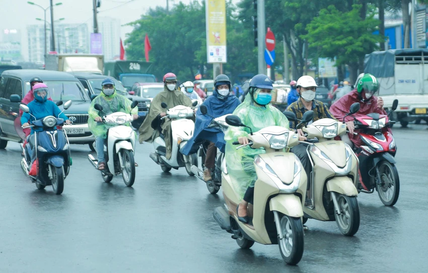Hôm nay là ngày làm việc cuối cùng, sau khi kết thúc công việc, người dân đã di chuyển về quê để sum họp cùng gia đình nhân dịp nghỉ lễ 30-4 và 1-5.