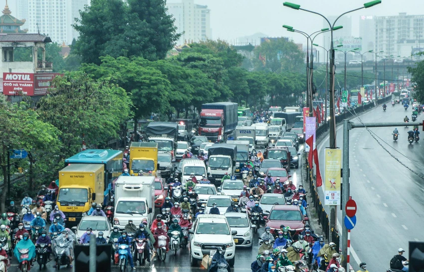 Ngay từ chiều nay (29-4), lượng người tham gia giao thông ở Hà Nội đã tăng lên đáng kể.