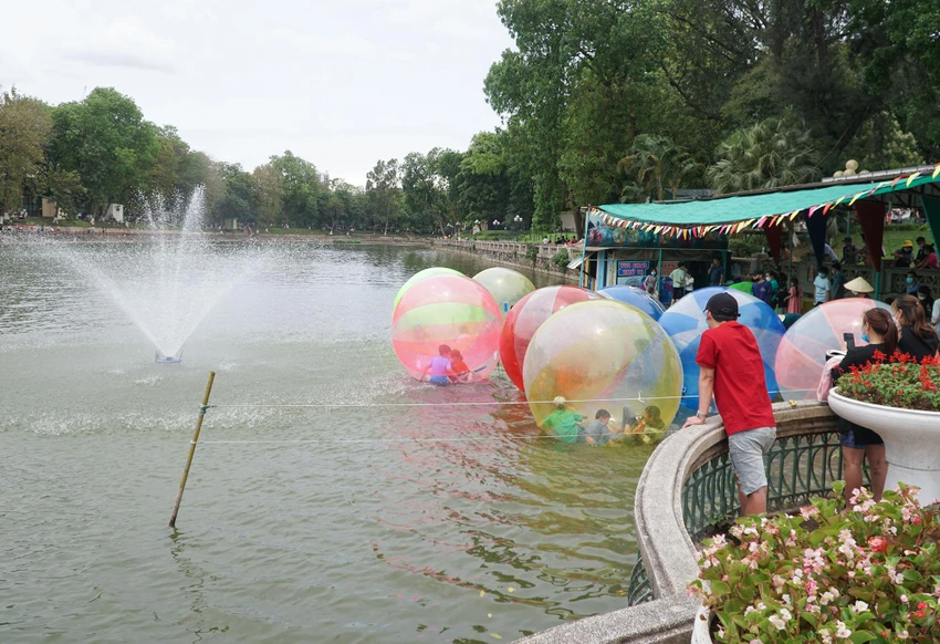 Kỳ nghỉ lễ năm nay kéo dài 4 ngày, đây là cơ hội để nhiều gia đình có dịp sum vầy, cùng nhau đi chơi, đi mua sắm sau những ngày làm việc, học tập vất vả. Kỳ nghỉ lễ năm nay kéo dài 4 ngày, đây là cơ hội để nhiều gia đình có dịp sum vầy, cùng nhau đi chơi, đi mua sắm sau những ngày làm việc, học tập vất vả.
