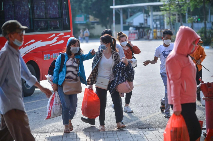 Ghi nhận tại các bến xe lớn ở Hà Nội như: Mỹ Đình, Giáp Bát... nhiều người lao động, sinh viên từ các tỉnh hôm nay đã trở lại Thủ đô sau kỳ nghỉ lễ 30-4 và 1-5.