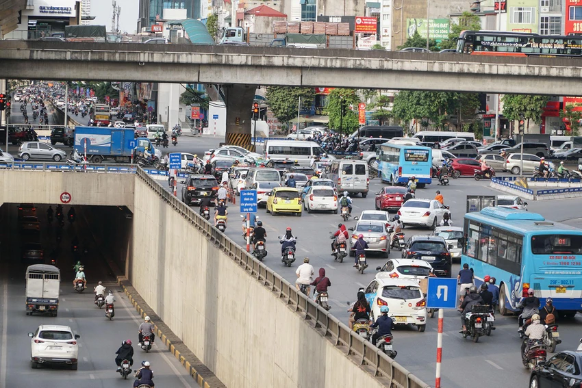 Phía ngoài, nhiều tuyến đường tại Hà Nội đã trong tình trạng ùn ứ do người dân đổ về Thủ đô đông đúc.