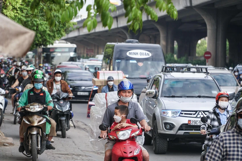 Tại tuyến đường Nguyễn Xiển, chiều về trung tâm Hà Nội, người đi đường nhích từng chút do mật độ phương tiện tham gia giao thông lớn.