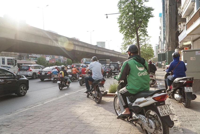 Có đoạn người tham gia giao thông phải tìm cách leo lên vỉa hè để thoát khỏi chỗ ùn tắc.
