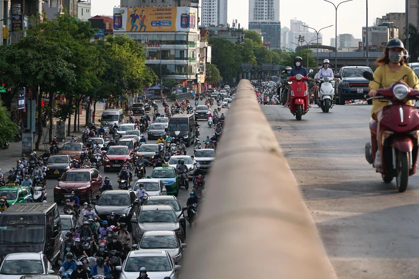 Chiều cùng ngày, thời tiết Hà Nội khá nắng nóng, người dân mất nhiều thời gian di chuyển dưới nhiệt độ cao.