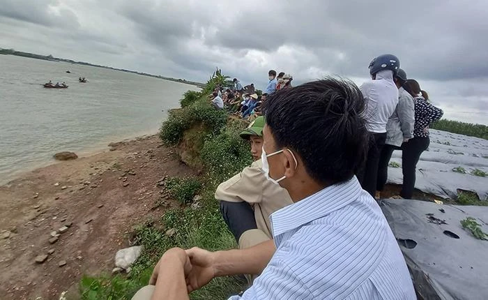 Lực lượng chức năng đang tích cực tìm kiếm 3 mẹ con nữ giáo viên. Ảnh CTV Lực lượng chức năng đang tích cực tìm kiếm 3 mẹ con nữ giáo viên. Ảnh CTV