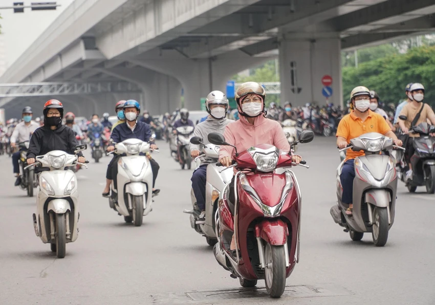 Dù đã bước vào hè nhưng thời tiết ở Hà Nội vài ngày nay luôn se lạnh, đặc biệt là buổi sáng sớm và chiều về.