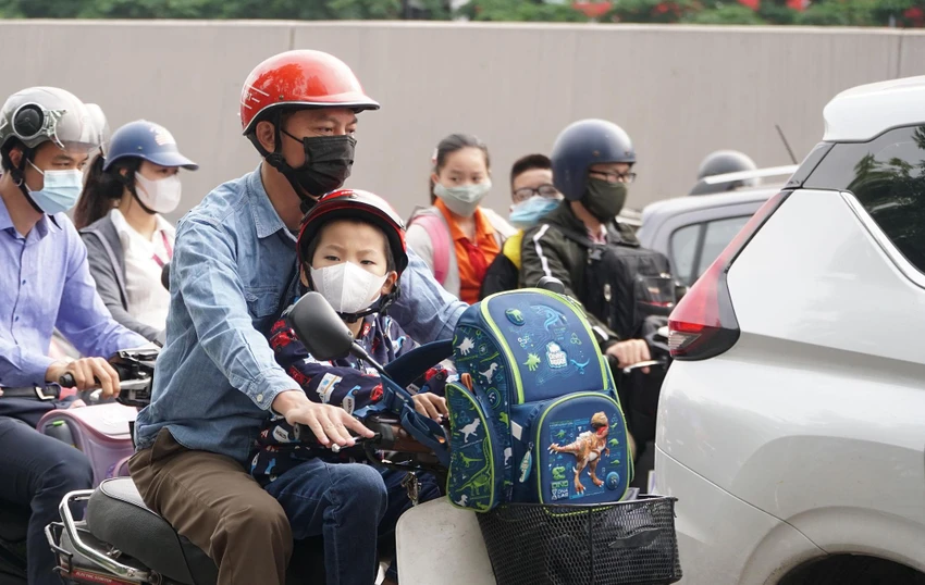 Theo Trung tâm Dự báo khí tượng thủy văn Quốc gia, đêm qua và sáng sớm nay (17-5), không khí lạnh đã ảnh hưởng đến Bắc Trung Bộ cũng như hầu hết các nơi ở phía Tây Bắc Bộ.