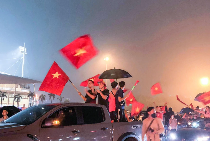 Những tiếng hò hét, kèn loa vang khắp cùng cờ đỏ sao vàng được CĐV diễu hành khắp các con phố. Những tiếng hò hét, kèn loa vang khắp cùng cờ đỏ sao vàng được CĐV diễu hành khắp các con phố.