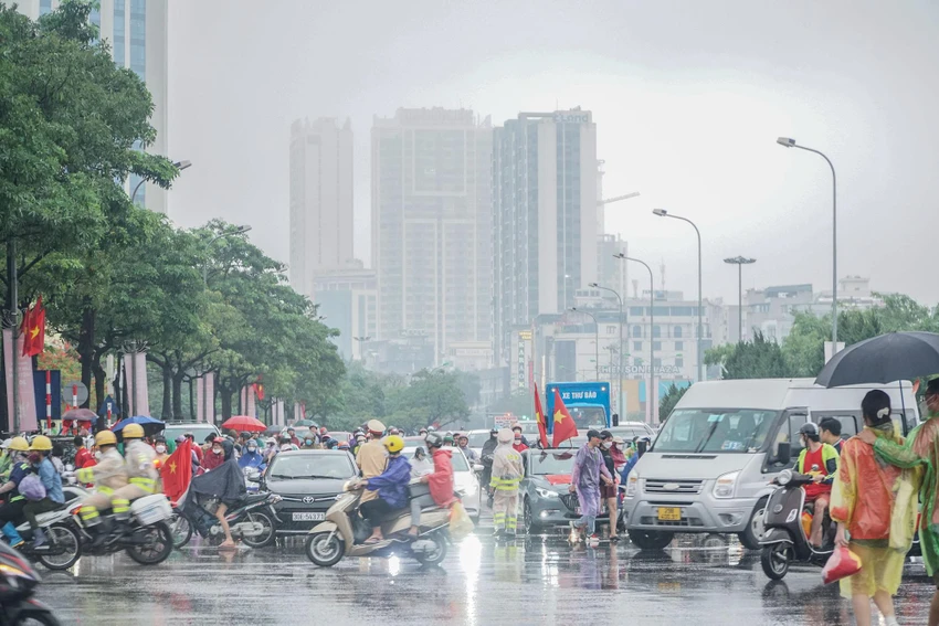 Ghi nhận tại nhiều tuyến đường hướng về Sân vận động quốc gia Mỹ Đình từ đầu chiều nay, lưu lượng tham gia giao thông tăng đáng kể, có lúc ùn tắc kéo dài. Ghi nhận tại nhiều tuyến đường hướng về Sân vận động quốc gia Mỹ Đình từ đầu chiều nay, lưu lượng tham gia giao thông tăng đáng kể, có lúc ùn tắc kéo dài.