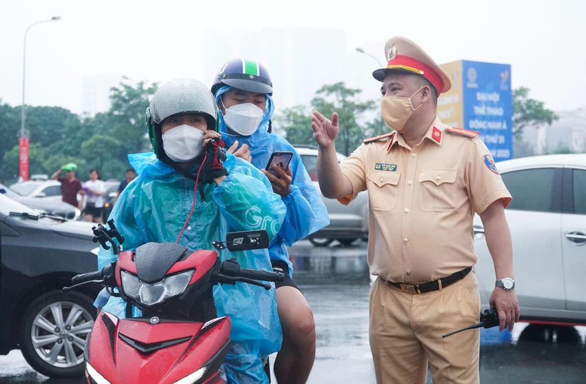 Lực lượng chức năng khá vất vả túc trực từ sớm, tổ chức hướng dẫn, phân luồng, phân làn người dân khi đi qua khu vực này. Lực lượng chức năng khá vất vả túc trực từ sớm, tổ chức hướng dẫn, phân luồng, phân làn người dân khi đi qua khu vực này.