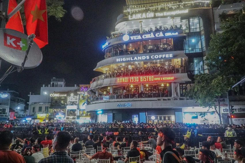 Biển người hò hét, chăm chú tứng phút của trận đấu. Biển người hò hét, chăm chú tứng phút của trận đấu.