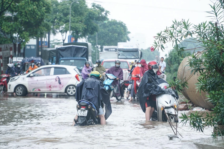 Nhiều ô tô, xe máy phải quay đầu trước "biển nước". Được biết, đây là khu vực thường xuyên ngập mỗi khi có mưa lớn trong nhiều năm nay. Nhiều ô tô, xe máy phải quay đầu trước "biển nước". Được biết, đây là khu vực thường xuyên ngập mỗi khi có mưa lớn trong nhiều năm nay.