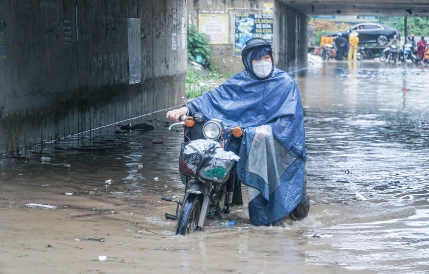 Khu vực hầm chui dân sinh giao giữa hai chiều đại lộ cũng bị ngập trầm trọng. Khu vực hầm chui dân sinh giao giữa hai chiều đại lộ cũng bị ngập trầm trọng.