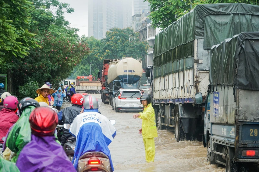 Rạng sáng nay, 23-5, nhiều khu vực của thủ đô Hà Nội đã có mưa, mưa vừa. Mưa dồn dập trong thời gian ngắn khiến nhiều khu vực trũng, thấp không kịp thoát nước, gây ngập úng cục bộ. Rạng sáng nay, 23-5, nhiều khu vực của thủ đô Hà Nội đã có mưa, mưa vừa. Mưa dồn dập trong thời gian ngắn khiến nhiều khu vực trũng, thấp không kịp thoát nước, gây ngập úng cục bộ.