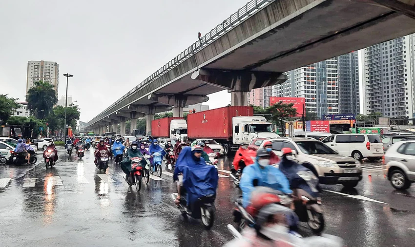 Đợt mưa này gây ngập úng cho nhiều tuyến phố nội thành, người Hà Nội sáng nay đi làm trong cơn mưa tầm tã. Đợt mưa này gây ngập úng cho nhiều tuyến phố nội thành, người Hà Nội sáng nay đi làm trong cơn mưa tầm tã.