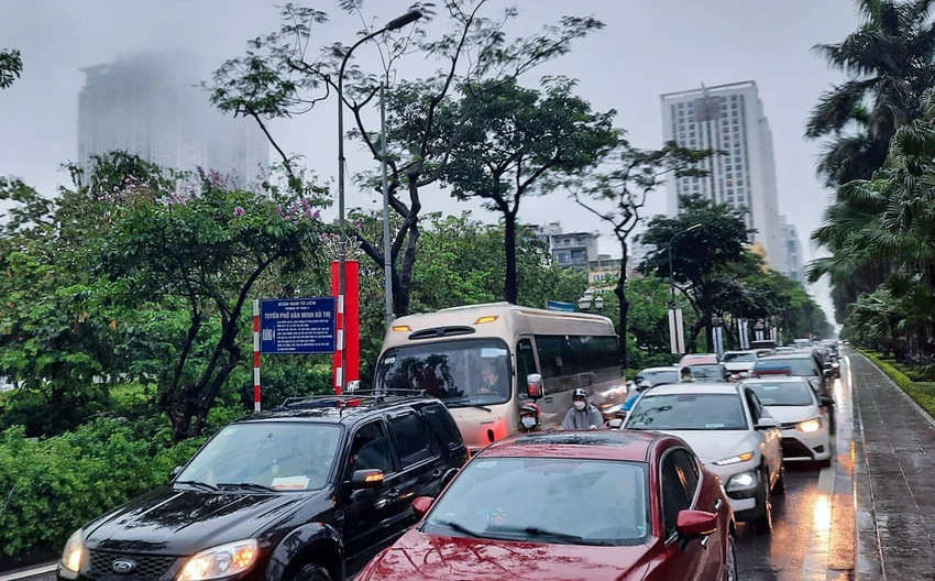 Mừa lớn khiến cho khắp các ngả đường ở Hà Nội rơi vào cảnh ùn tắc, nhiều nơi tắc nghẽn hàng km. Mừa lớn khiến cho khắp các ngả đường ở Hà Nội rơi vào cảnh ùn tắc, nhiều nơi tắc nghẽn hàng km.