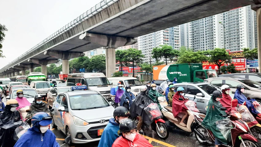 Ghi nhận vào sáng nay, nhiều tuyến đường của Thủ đô Hà Nội trong tình trạng ùn tắc kéo dài, người dân vất vả khi tham gia giao thông. Ghi nhận vào sáng nay, nhiều tuyến đường của Thủ đô Hà Nội trong tình trạng ùn tắc kéo dài, người dân vất vả khi tham gia giao thông.