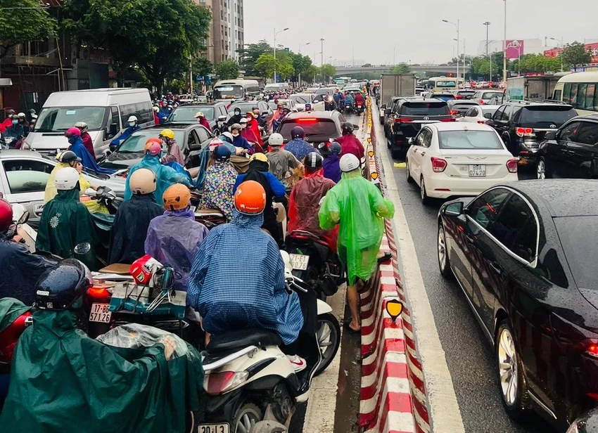 Sáng cùng ngày, các con phố hướng về cầu Vĩnh Tuy ùn tắc nghiêm trọng, nhiều người tràn cả sang làn đường ngược chiều khiến giao thông càng hỗn loạn. Lãnh đạo Đội CSGT số 5, Phòng CSGT Công an TP Hà Nội thông tin, trận mưa lớn sáng nay khiến phố Đàm Quang Trung và khu vực trước cổng sân golf Long Biên ngập úng. Ngoài ra, một ô tô gặp sự cố trên cầu Vĩnh Tuy dẫn đến các phương tiện di chuyển khó khăn. Sáng cùng ngày, các con phố hướng về cầu Vĩnh Tuy ùn tắc nghiêm trọng, nhiều người tràn cả sang làn đường ngược chiều khiến giao thông càng hỗn loạn. Lãnh đạo Đội CSGT số 5, Phòng CSGT Công an TP Hà Nội thông tin, trận mưa lớn sáng nay khiến phố Đàm Quang Trung và khu vực trước cổng sân golf Long Biên ngập úng. Ngoài ra, một ô tô gặp sự cố trên cầu Vĩnh Tuy dẫn đến các phương tiện di chuyển khó khăn.