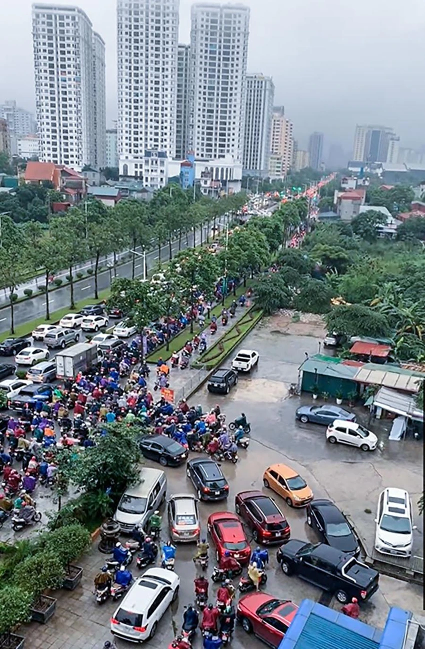 Hình ảnh đường Trịnh Văn Bô sáng nay, cảnh ùn tắc kéo dài do ảnh hưởng của mưa. Hình ảnh đường Trịnh Văn Bô sáng nay, cảnh ùn tắc kéo dài do ảnh hưởng của mưa.