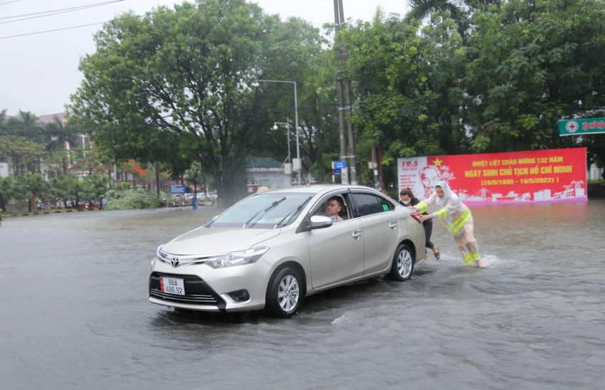 Dự báo mưa lớn còn kéo dài đến hết ngày 24 - 5, mực nước ở các sông, hồ dâng cao nên Ban Chỉ huy Phòng chống thiên tai và Tìm kiếm cứu nạn tỉnh Vĩnh Phúc đã yêu cầu các huyện, thành phố tiếp tục theo dõi chặt chẽ bản tin dự báo thời tiết, cảnh báo thiên tai để thông tin kịp thời cho các cơ quan, đơn vị và nhân dân. Sẵn sàng các phương án để chủ động ứng phó khi có tình huống và tổ chức khắc phục hậu quả nhanh chóng, kịp thời. Dự báo mưa lớn còn kéo dài đến hết ngày 24 - 5, mực nước ở các sông, hồ dâng cao nên Ban Chỉ huy Phòng chống thiên tai và Tìm kiếm cứu nạn tỉnh Vĩnh Phúc đã yêu cầu các huyện, thành phố tiếp tục theo dõi chặt chẽ bản tin dự báo thời tiết, cảnh báo thiên tai để thông tin kịp thời cho các cơ quan, đơn vị và nhân dân. Sẵn sàng các phương án để chủ động ứng phó khi có tình huống và tổ chức khắc phục hậu quả nhanh chóng, kịp thời.