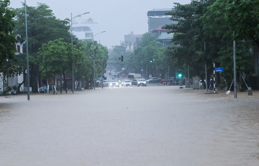 Do ảnh hưởng của mưa lớn, nhiều tuyến đường ở TP Vĩnh Yên, tỉnh Vĩnh Phúc chìm sâu trong nước. Do ảnh hưởng của mưa lớn, nhiều tuyến đường ở TP Vĩnh Yên, tỉnh Vĩnh Phúc chìm sâu trong nước.