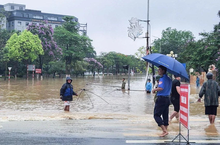 Đủ các loại dụng cụ chuyên dụng như vó, nơm, lưới... được người dân mang ra để "trình diễn" bắt cá giữa lòng thành phố. Đủ các loại dụng cụ chuyên dụng như vó, nơm, lưới... được người dân mang ra để "trình diễn" bắt cá giữa lòng thành phố.