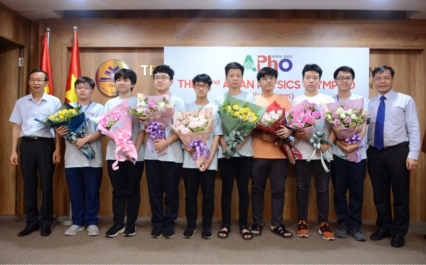 Ông Lê Mỹ Phong, Phó Cục trưởng phụ trách Cục Quản lý chất lượng và ông Nguyễn Văn Minh, Hiệu trưởng Trường ĐH Sư phạm Hà Nội chúc mừng các học sinh đoạt giải. Ảnh CTV