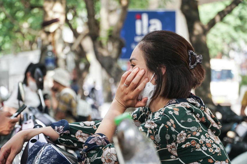 Nhiều phụ huynh lo lắng, ánh mắt luôn ngước nhìn vào phía bên trong.