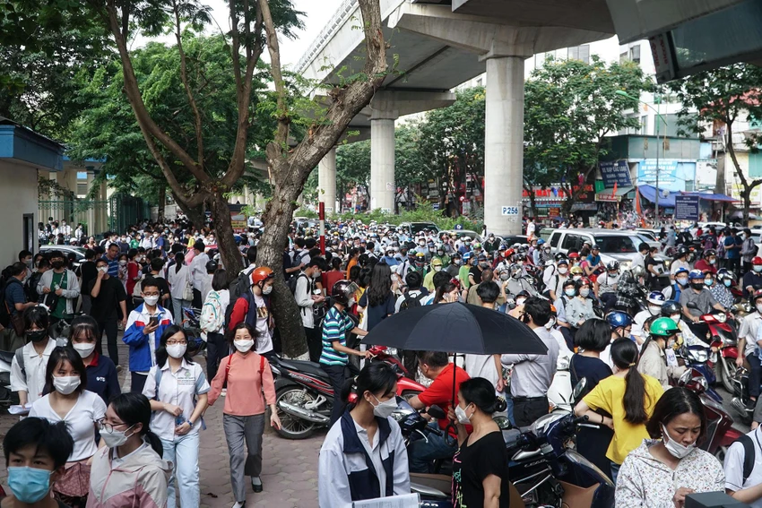 Ngày 1-6, hàng ngàn thí sinh đã tham dự thi tuyển sinh vào lớp 10 tại Trường THPT Chuyên ĐH Sư phạm Hà Nội. Ngày 1-6, hàng ngàn thí sinh đã tham dự thi tuyển sinh vào lớp 10 tại Trường THPT Chuyên ĐH Sư phạm Hà Nội.