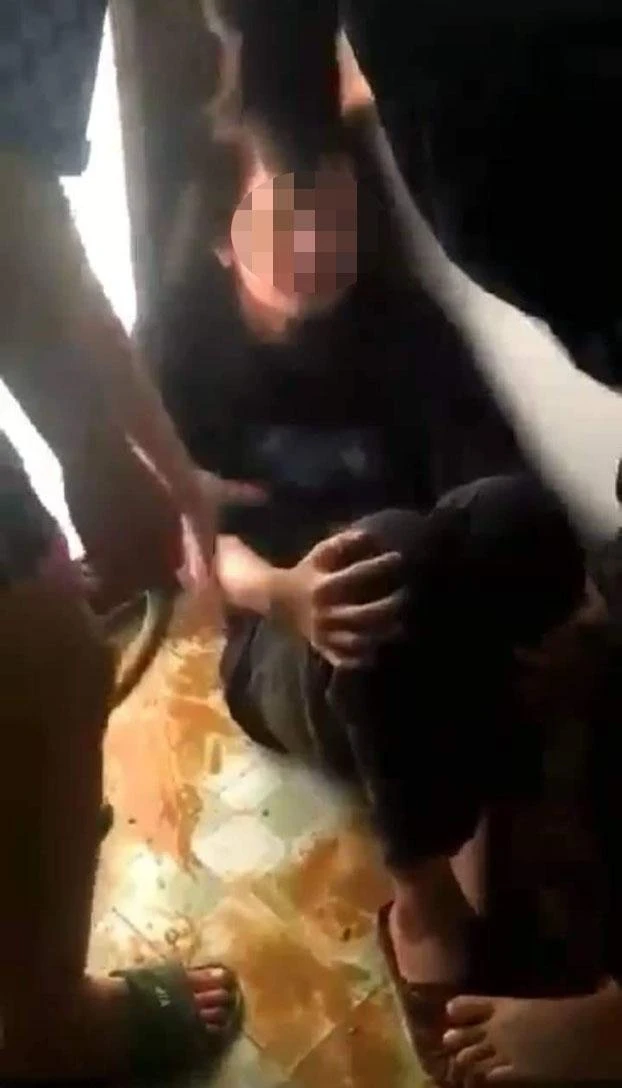 Em C và hai bạn bị "đàn chị" khối trên lần lượt ép vào góc trong nhà vệ sinh của nhà trường đánh. Ảnh cắt từ clip. Em C và hai bạn bị "đàn chị" khối trên lần lượt ép vào góc trong nhà vệ sinh của nhà trường đánh. Ảnh cắt từ clip.