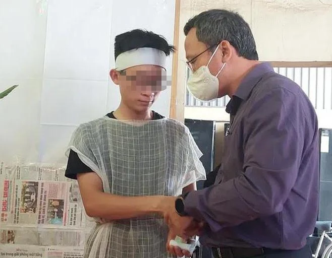 Ông Khuất Việt Hùng trao 15 triệu đồng hỗ trợ cho gia đình các nạn nhân. Ảnh: VGP Ông Khuất Việt Hùng trao 15 triệu đồng hỗ trợ cho gia đình các nạn nhân. Ảnh: VGP