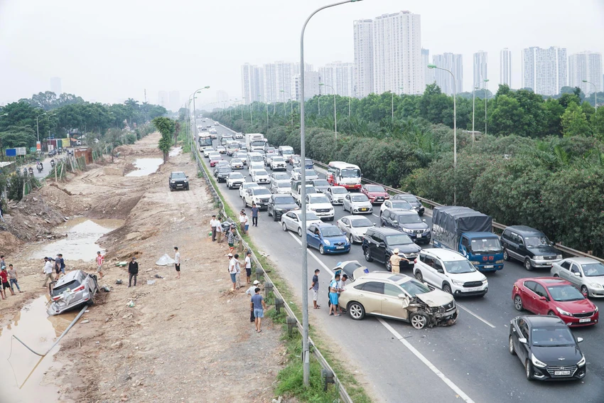 Theo thông tin ban đầu, vụ tai nạn xảy ra vào chiều ngày 5-6, chiếc xe ôtô hiệu Lexus RX350 chạy trên làn cao tốc của đại lộ Thăng Long hướng Nam Từ Liêm - Hòa Lạc. Tới khu vực gần cầu vượt An Khánh, huyện Hoài Đức, TP Hà Nội, xe này xảy ra va chạm với ôtô Toyota Fortuner đi cùng chiều. Theo thông tin ban đầu, vụ tai nạn xảy ra vào chiều ngày 5-6, chiếc xe ôtô hiệu Lexus RX350 chạy trên làn cao tốc của đại lộ Thăng Long hướng Nam Từ Liêm - Hòa Lạc. Tới khu vực gần cầu vượt An Khánh, huyện Hoài Đức, TP Hà Nội, xe này xảy ra va chạm với ôtô Toyota Fortuner đi cùng chiều.