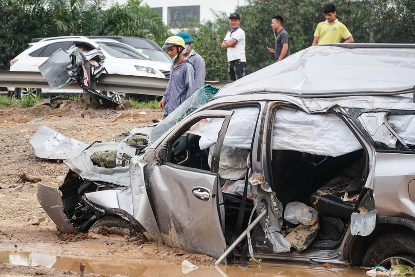 Theo quan sát, chiếc xe Toyota Fortuner đã bung tất cả túi khí tại thời điểm xảy ra tai nạn, trên xe vẫn còn nhiều đồ vật cá nhân ngổn ngang. Theo quan sát, chiếc xe Toyota Fortuner đã bung tất cả túi khí tại thời điểm xảy ra tai nạn, trên xe vẫn còn nhiều đồ vật cá nhân ngổn ngang.