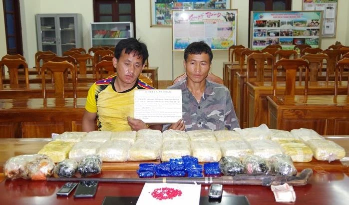 Bum Son và Lếch Vang cùng tang vật. Ảnh CTV