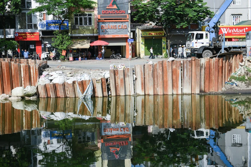 Sự cố lún võng mặt đường Vũ Tông Phan, phường Khương Đình (Thanh Xuân, Hà Nội) xảy ra vào khoảng 15 giờ chiều ngày 14-6. Vị trí lún võng nằm ngay sát công trường dự án thi công hệ thống cống gom nước thải dọc sông Tô Lịch về Nhà máy xử lý nước thải Yên Xá. Sự cố lún võng mặt đường Vũ Tông Phan, phường Khương Đình (Thanh Xuân, Hà Nội) xảy ra vào khoảng 15 giờ chiều ngày 14-6. Vị trí lún võng nằm ngay sát công trường dự án thi công hệ thống cống gom nước thải dọc sông Tô Lịch về Nhà máy xử lý nước thải Yên Xá.