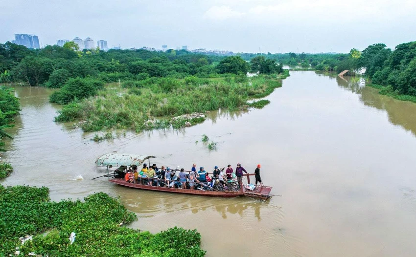 Mọi sinh hoạt, đi lại của người dân tại khu vực bãi giữa sông Hồng đều phải dựa vào thuyền, đò. Mọi sinh hoạt, đi lại của người dân tại khu vực bãi giữa sông Hồng đều phải dựa vào thuyền, đò.